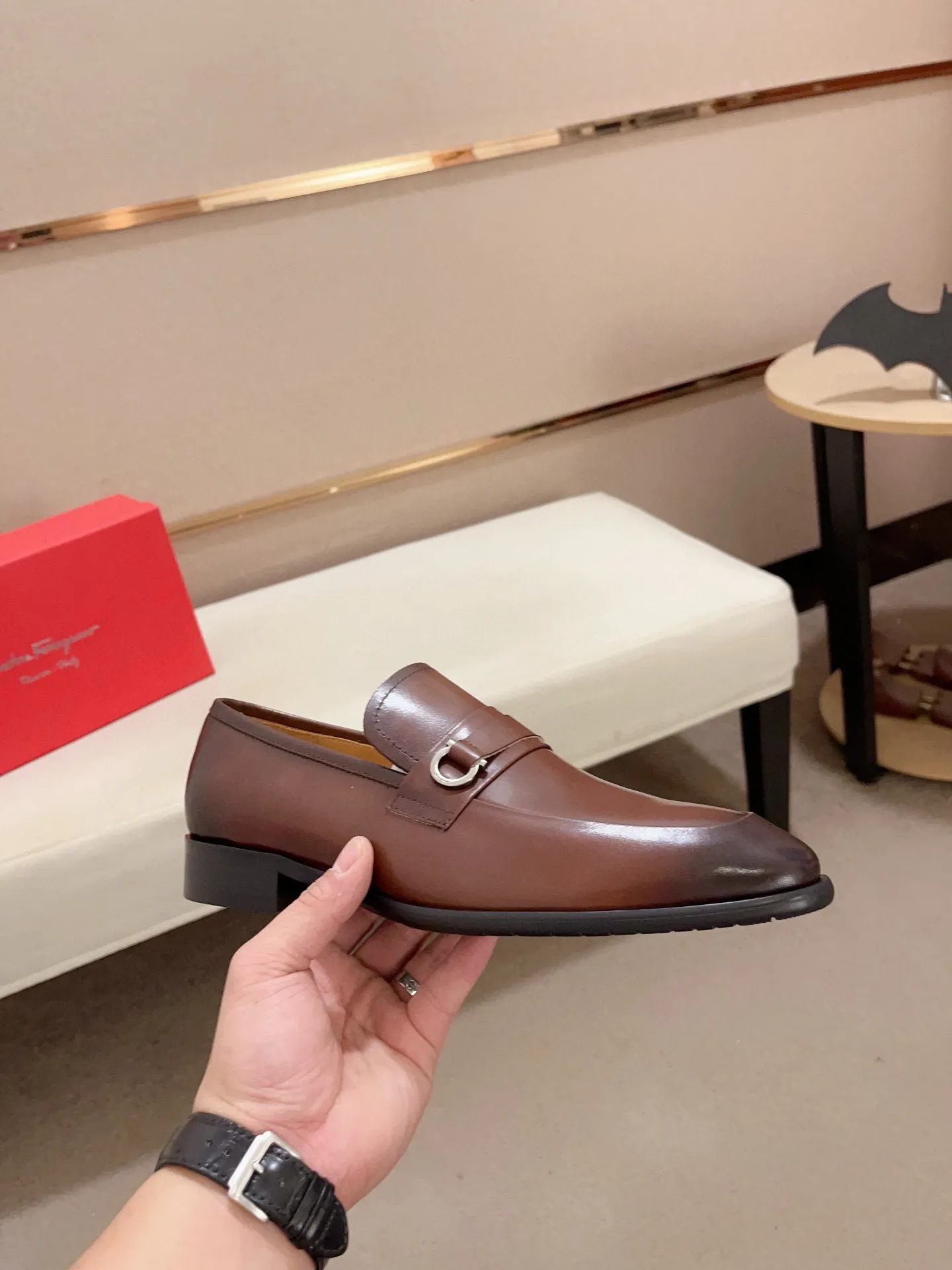 Men's shoes💰: 540💰 High version Ferragamo quality! 🆕🆕Exclusive hot-selling products in stock🔥🔥New products on the shelves, high-quality shoes, high-end driving shoes, with complete packaging! 💪 💪 Material: imported patented cowhide 🐂 + imported high-quality water-dyed cowhide lining + wear-resistant outsole 👍🏻👍🏻 Features: high-end and comfortable, purely handmade 🚀 🚀 Create the perfect shoes that suit you best 🔥 🔥 Size: (38-44) Can be customized 45 non-returnable!